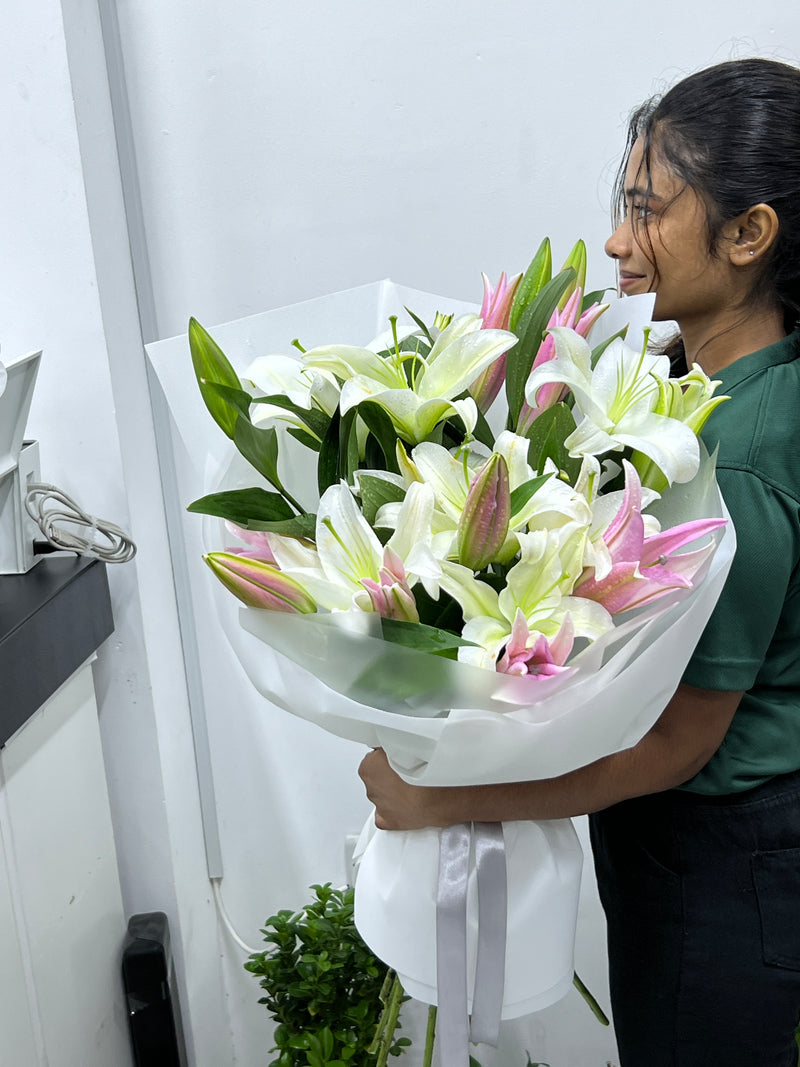Graceful 5 Lilies Bouquet